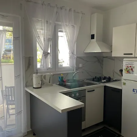 Apartment Cozy With Free Parking Near Verudela Beaches & Marina - Angels Anna
